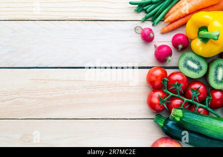 Une alimentation saine. Fruits et légumes. Sur fond en bois noir. Vue de dessus. Copier l'espace. Banque D'Images