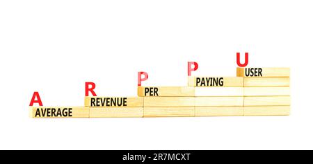 Revenu moyen ARPPU par symbole d'utilisateur payeur. Mots de concept ARPPU revenu moyen par utilisateur payant sur bloc de bois. Magnifique fond blanc. Entreprise Banque D'Images