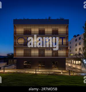 Vue de nuit de la construction SUR PLACE de Bayonne, immeuble de bureaux avec services partagés (espaces de coworking) dans le pays Basque (Bayonne, France). Banque D'Images