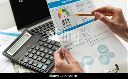 Personnes utilisant l'ordinateur portable et LE CONCEPT DE POINTAGE DE CRÉDIT à l'écran Banque D'Images