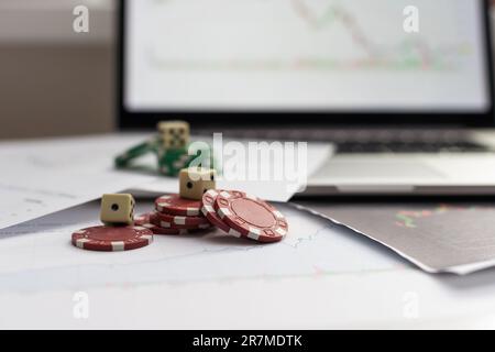 Dés cubes pour trader. Les mots avec des cubes Vendre Acheter sur tableau financier et de colonnes de citations comme arrière-plan. Selective focus Banque D'Images