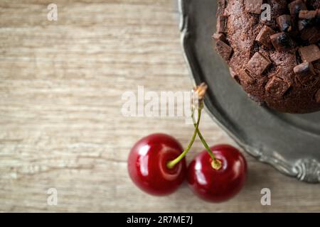 muffins au chocolat frais avec cerise fraîche – gros plan Banque D'Images