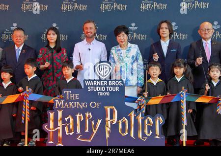 Minami Hamabe, Tom Felton, Yuriko Koike und Gäste BEI der Eröffnung der 'Warner Bros. Studio Tour Tokyo - The Making of Harry Potter' auf dem ehemaligen Toshimaen Gelände. Tokio, 16.06.2023 Banque D'Images