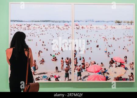 Londres, le 16th juin 2023. Un visiteur regarde Massimo Vitali, Piscinao de Ramos, Brésil (diptych), 2013. Civilization: The Way We Live Now est une exposition historique qui retrace les fils visuels de la vie extraordinairement complexe de l'humanité à travers le monde, à travers les yeux de 150 des photographes les plus accomplis au monde. Civilisation: Notre façon de vivre est maintenant à la Galerie Saatchi jusqu'au 17th septembre. Credit: Imagetraceur/Alamy Live News Banque D'Images