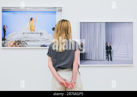 Londres, le 16th juin 2023. Le personnel pose avec Lauren Greenfield, 'elena Gomez, 17, West Hollywood', 2010, Et Alec Soth, Grand Palais, 2007. Civilization: The Way We Live Now est une exposition historique qui retrace les fils visuels de la vie extraordinairement complexe de l'humanité à travers le monde, à travers les yeux de 150 des photographes les plus accomplis au monde. Civilisation: Notre façon de vivre est maintenant à la Galerie Saatchi jusqu'au 17th septembre. Credit: Imagetraceur/Alamy Live News Banque D'Images