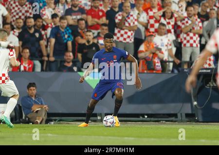 Rotterdam, pays-Bas. 14th juin 2023. Denzel Dumfries (NED) football : Ligue des Nations de l'UEFA demi-finales match entre les pays-Bas 2-4 Croatie au Stadion Feijenoord 'de Kuip' à Rotterdam, pays-Bas . Crédit: Mutsu Kawamori/AFLO/Alay Live News Banque D'Images