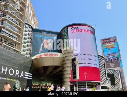 Entrée au Planet Hollywood Las Vegas Resort & Casino avec d'énormes panneaux publicitaires numériques Las Vegas Nevada USA Banque D'Images