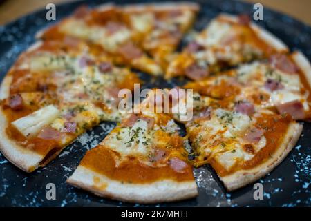 Gros plan de la pizza servie sur l'assiette Banque D'Images