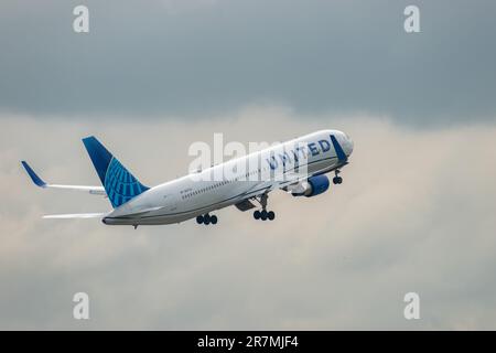 Zurich, Suisse, 2 mai 2023 N-667UA les Boeing 767-322 de United Airlines décollent de la piste 16 Banque D'Images