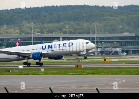 Zurich, Suisse, 2 mai 2023 N-667UA les Boeing 767-322 de United Airlines décollent de la piste 16 Banque D'Images