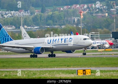 Zurich, Suisse, 2 mai 2023 N-667UA les Boeing 767-322 de United Airlines décollent de la piste 16 Banque D'Images