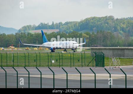 Zurich, Suisse, 2 mai 2023 N-667UA les Boeing 767-322 de United Airlines décollent de la piste 16 Banque D'Images