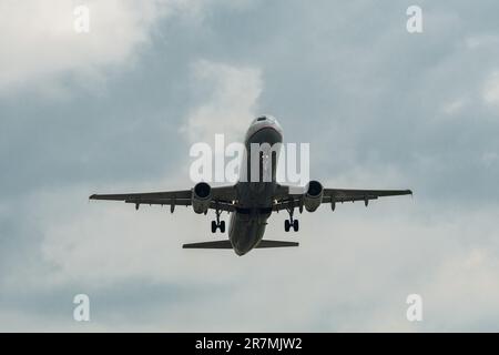 Zurich, Suisse, 2 mai 2023 SX-DVZ Aegean Airlines Airbus A321-231 décollage de la piste 28 Banque D'Images