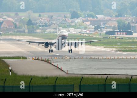 Zurich, Suisse, 2 mai 2023 SX-DVZ Aegean Airlines Airbus A321-231 décollage de la piste 28 Banque D'Images