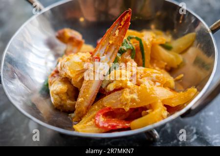 Crabe sauté avec poudre de curry servie sur une assiette Banque D'Images