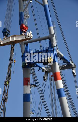 Den Helder, pays-Bas. 10 juin 2023. Une grue flottante lourde dans le port industriel de Den Helder. Photo de haute qualité Banque D'Images