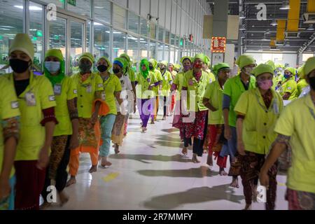 Les travailleurs du rayon prêt-à-porter (RMG) sortent pour le lancement d'une usine de vêtements verts certifiée LEED à la zone de traitement des exportations d'Adamjee à Narayanganj, Bang Banque D'Images