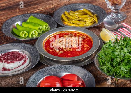 Soupe turque Kelle paca avec viande d'agneau, ail haché et sauce au vinaigre. Aliments biologiques traditionnels. Soupe traditionnelle de Gaziantep, dinde. (Turc na Banque D'Images