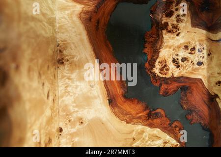 La texture d'une table en bois recouverte de résine époxy. Vue de dessus d'une arborescence en tant qu'arrière-plan avec espace à copier. Photo de haute qualité Banque D'Images