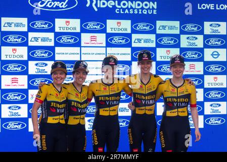 L'équipe Jumbo Visma célèbre la meilleure équipe gagnante à la course sur route WorldTour classique UCI pour femmes Stage 3 de la Ford RideLondon 2023 Banque D'Images