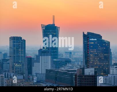 Vue vers le Spire de Varsovie à la tombée de la nuit, Varsovie, Voïvodeship de Masovian, Pologne Banque D'Images