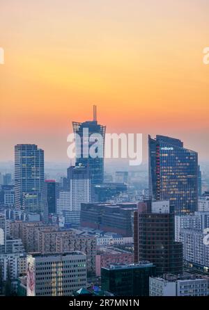 Vue vers le Spire de Varsovie à la tombée de la nuit, Varsovie, Voïvodeship de Masovian, Pologne Banque D'Images