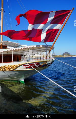 AARHUS, DANEMARK -25 AOÛT 2022- vue sur le Dannebrog, son yacht de la Majesté danoise (A540), résidence en mer de la reine Margrethe II du Danemark et de ses membres Banque D'Images