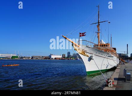 AARHUS, DANEMARK -25 AOÛT 2022- vue sur le Dannebrog, son yacht de la Majesté danoise (A540), résidence en mer de la reine Margrethe II du Danemark et de ses membres Banque D'Images