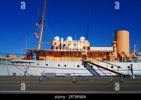 AARHUS, DANEMARK -25 AOÛT 2022- vue sur le Dannebrog, son yacht de la Majesté danoise (A540), résidence en mer de la reine Margrethe II du Danemark et de ses membres Banque D'Images