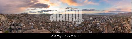 Une vue panoramique de la ville de Göreme, en Cappadoce, au coucher du soleil. Banque D'Images
