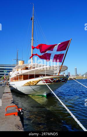 AARHUS, DANEMARK -25 AOÛT 2022- vue sur le Dannebrog, son yacht de la Majesté danoise (A540), résidence en mer de la reine Margrethe II du Danemark et de ses membres Banque D'Images