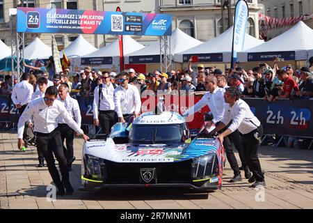 24h du Mans 2023 scrutateurs - Total Energies Peugeot 9X8 équipe Banque D'Images