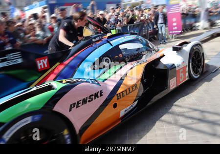 24h du Mans 2023 scrutateurs - Porsche Team Penske Banque D'Images