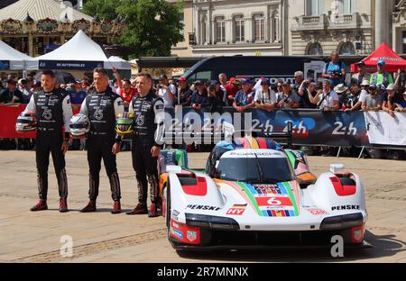 24h du Mans 2023 scrutateurs - Porsche Team Penske Banque D'Images