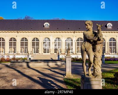 Sculptures en face de l'ancienne Orangerie, Parc Lazienki ou Parc Royal Baths, Varsovie, Voïvodeship de Masovian, Pologne Banque D'Images