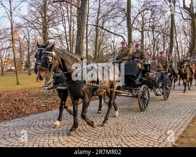 Acteur comme Jozef Pilsudski dans une calèche, National Independence Day Horse Parade, Lazienki Park ou Royal Baths Park, Varsovie, Masovian Voivodeship, Polan Banque D'Images