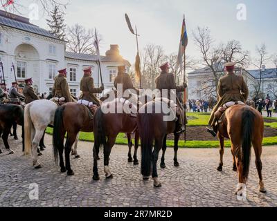 Parade équestre du jour de l'indépendance nationale devant le palais Myslewicki, le parc Lazienki ou le parc des bains royaux, Varsovie, Voïvodeship de Masovian, Pologne Banque D'Images
