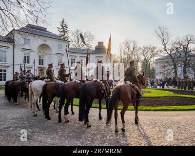 Parade équestre du jour de l'indépendance nationale devant le palais Myslewicki, le parc Lazienki ou le parc des bains royaux, Varsovie, Voïvodeship de Masovian, Pologne Banque D'Images