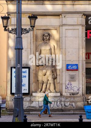 Soulagement du réalisme socialiste à la rue Marszalkowska, Varsovie, Masovian Voivodeship, Pologne Banque D'Images