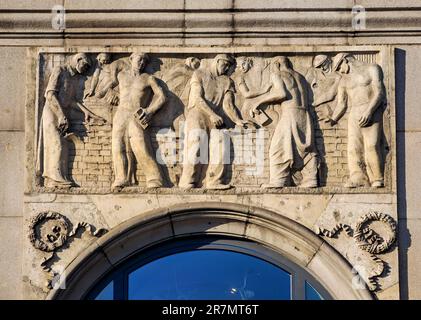 Soulagement du réalisme socialiste à la rue Piekna, Varsovie, Masovian Voivodeship, Pologne Banque D'Images