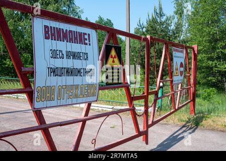 Un panneau de danger d'interdiction de rayonnement à l'entrée de la zone d'exclusion de trente kilomètres au Bélarus Banque D'Images