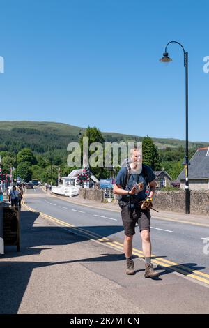 15 juin 2023. Fort Augustus, Highlands, Écosse. C'est un marcheur de colline qui marche le long du centre du twon avec de la nourriture dans ses mains. Banque D'Images