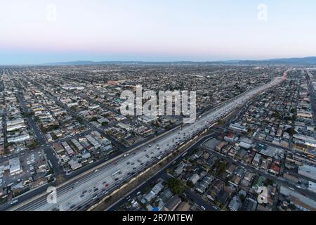 Vue aérienne à l'aube de l'autoroute Harbour 110 près de Florence Ave au sud du centre-ville de Los Angeles en Californie du Sud. Banque D'Images