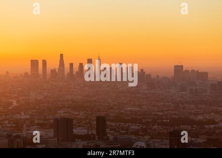 Smoggy orange lever du soleil vue sur Los Angeles et Hollywood depuis le sommet d'une colline dans les montagnes de Santa Monica. Banque D'Images