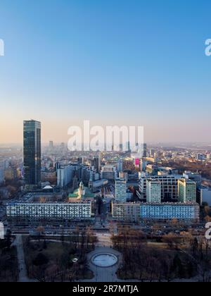 Centre ville Skyline au coucher du soleil, Varsovie, Voïvodeship de Masovian, Pologne Banque D'Images