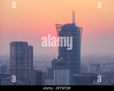 Vue vers le Spire de Varsovie au coucher du soleil, Varsovie, Voïvodeship de Masovian, Pologne Banque D'Images