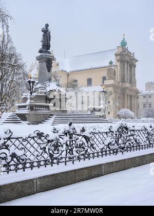Monument à Adam Mickiewicz et Eglise Carmélite, Krakowskie Przedmiescie, Varsovie, Voïvodeship de Masovie, Pologne Banque D'Images