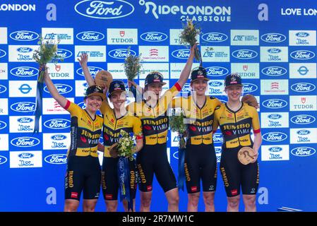 L'équipe Jumbo Visma célèbre la meilleure équipe gagnante à la course sur route WorldTour classique UCI pour femmes Stage 3 de la Ford RideLondon 2023 Banque D'Images