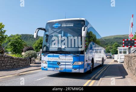 15 juin 2023. Fort Augustus, Highlands, Écosse. C'est un bus touristique qui passe par Ford Augustus par une journée très chaude et ensoleillée. Banque D'Images