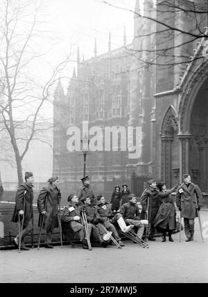 Récupération des États-Unis Soldats emmenés pour voir les sites, Westminster Abbey, Londres, Angleterre, Royaume-Uni, American National Red Cross Photograph Collection, entre 1917 et 1919 Banque D'Images